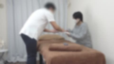 【无码/无套中出】住在附近的天然蓬松髮型的20多岁可爱女性又来了。非常喜欢动漫，H特典也增加啰！ FC2-PPV-4813230